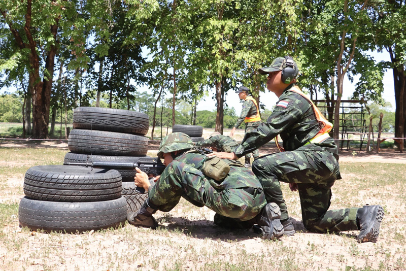 ทหารใหม่ซ้อมความคุ้นเคยในการหลบหลังที่กำบังเพื่อเตรียมเคลื่อนที่