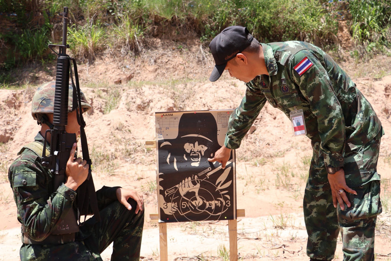 ทหารใหม่ซ้อมความคุ้นเคยในการหลบหลังที่กำบังเพื่อเตรียมเคลื่อนที่