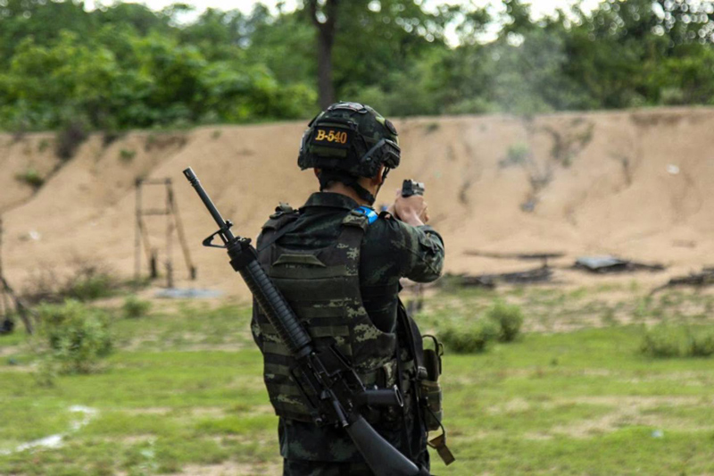 กำลังพลฝึกยิงปืนด้วยกระสุนจริงในสนามซ้อมรบทางยุทธวิธี