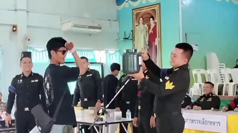 หนุ่มเกณฑ์ทหารโชว์สเต็ป