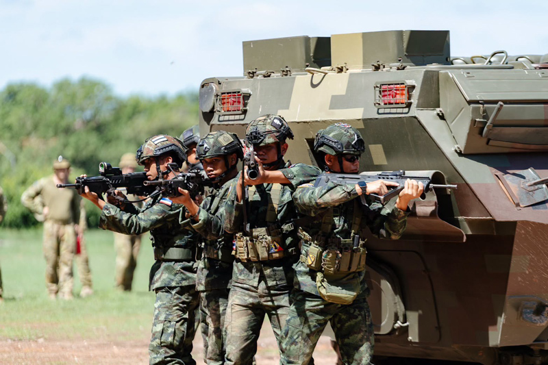 ทหารหน่วย ร.2 พัน.2 รอ. ฝึกปฏิบัติการร่วมกับยานเกราะในสนามรบ