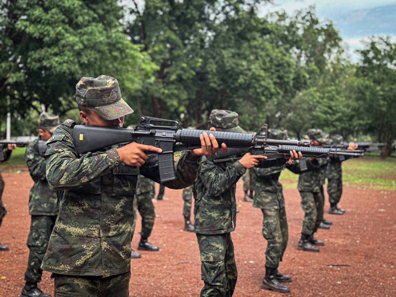 ทหารใหม่ ร.3 พัน.3 ฝึกยิงปืนฉับพลันตามหลักการรบในสนามฝึก