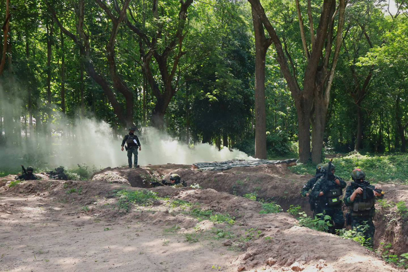 กำลังพลฝึกซ้อมการใช้อาวุธปืนเล็กยาว TAR 21 ในสนามฝึก
