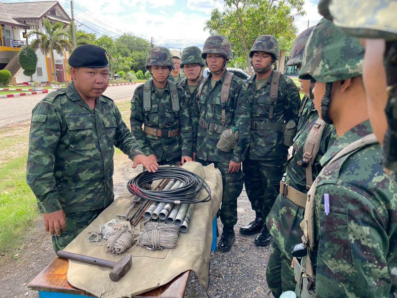 ทหารใหม่เรียนรู้เทคนิคเฉพาะทางในการปฏิบัติหน้าที่ในกองทัพ