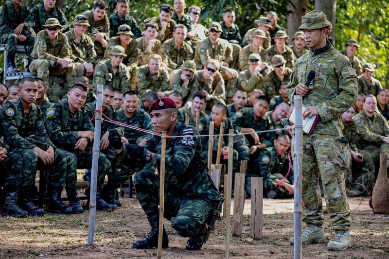 การแลกเปลี่ยนเครื่องหมายวิทยฐานะและการกระชับความสัมพันธ์ทหาร
