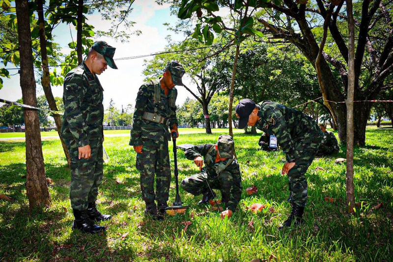 กำลังพลฝึกใช้เครื่องตรวจทุ่นระเบิดเพื่อความปลอดภัยในภารกิจ