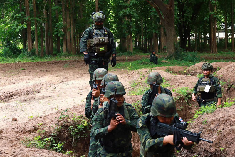 ครูฝึกรบพิเศษจาก รพส.4 แนะนำเทคนิคยุทธวิธีให้กำลังพล