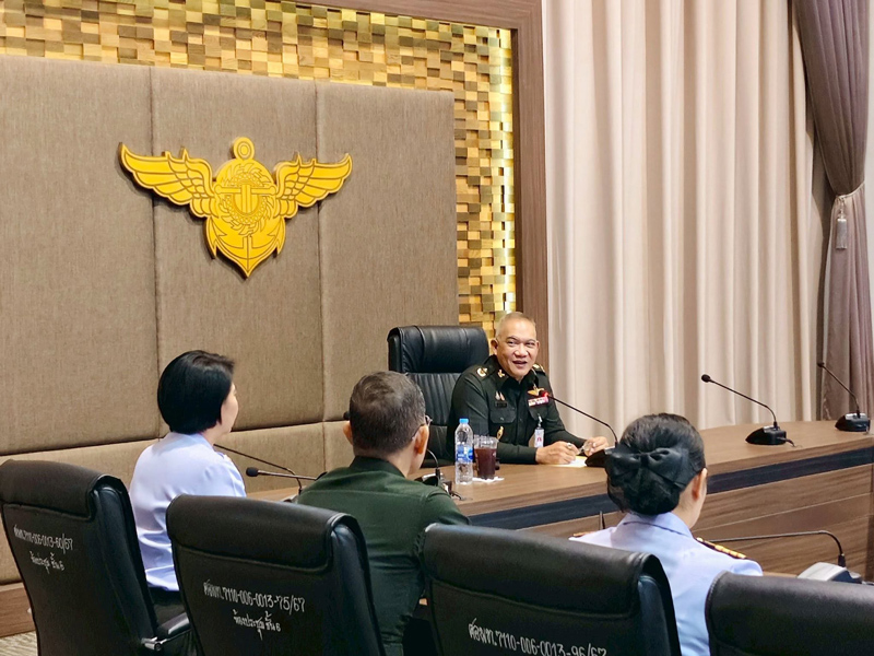 พลตรี ฐิติศักดิ์ นิรัติศัย ผอ.สนพ.สสน.สป. ระหว่างมอบนโยบายในห้องประชุม