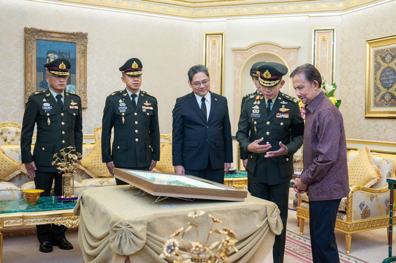ผู้บัญชาการทหารสูงสุดไทย เข้าเฝ้าฯ ณ พระราชวัง Istana Nurul Iman บรูไน