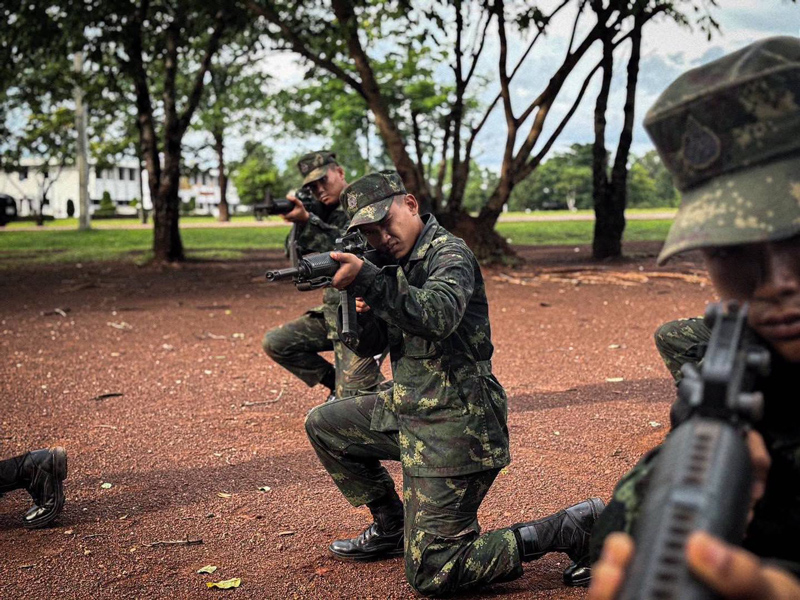 ทหารใหม่ผลัด 1/69 ฝึกซ้อมการใช้อาวุธปืนเล็กยาวประจำกาย