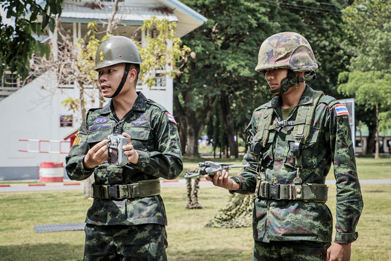 ครูฝึกทหารใหม่สาธิตวินัยและขั้นตอนการใช้งานโดรนทหาร