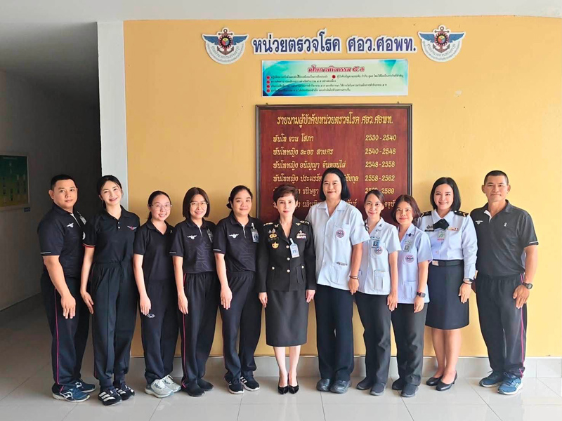 ภาพหมู่ กับ พ.อ.หญิง ดร. สุภัทรี นิรัติศัย ณ หน่วยตรวจโรค