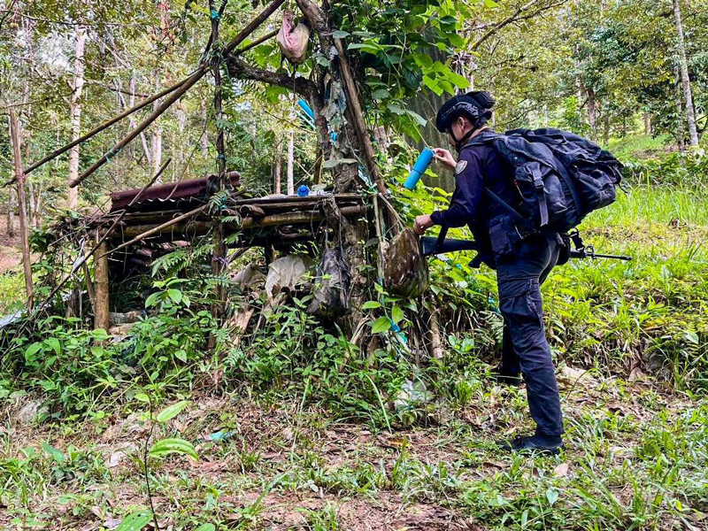 เจ้าหน้าที่ทหารตั้งจุดตรวจรักษาความปลอดภัยในเขตชุมชนไทยพุทธ