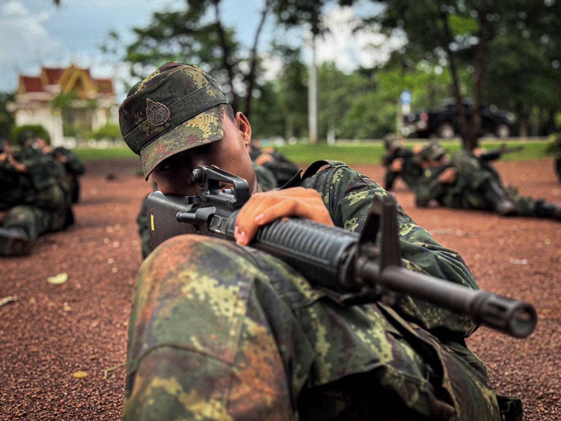 ทหารใหม่ฝึกเล็งและลั่นไกปืนฉับพลัน ณ ตำบลกุรุคุ อำเภอเมือง นครพนม
