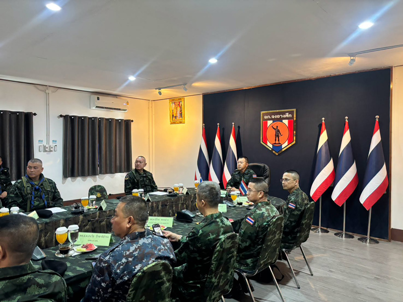 ฟังบรรยายสรุปสถานการณ์ชายแดน