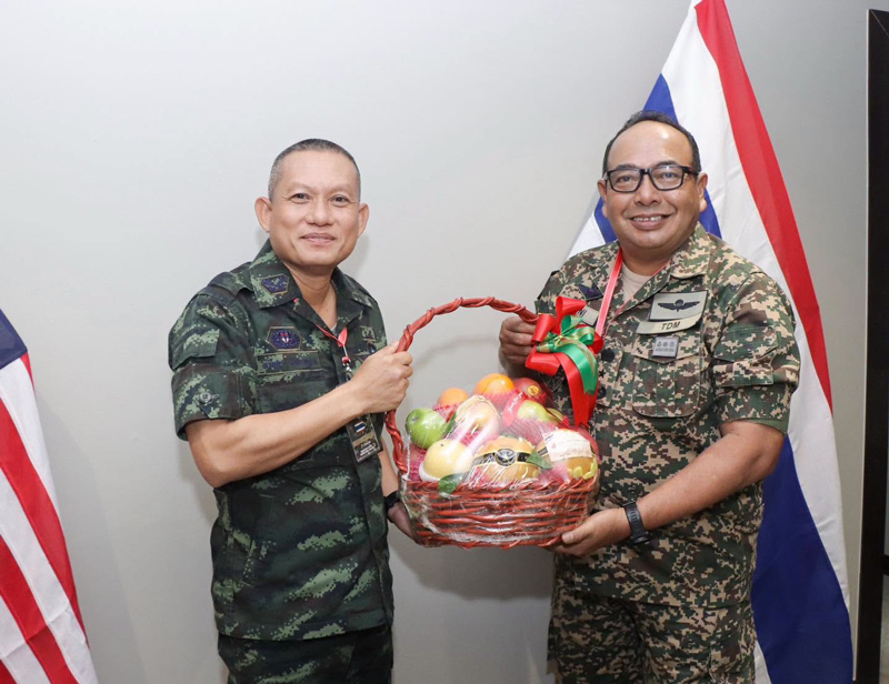 การจับมือพร้อมมอบกระเช้า กระชับความสัมพันธ์ทางทหารระหว่างประเทศไทยและมาเลเซีย