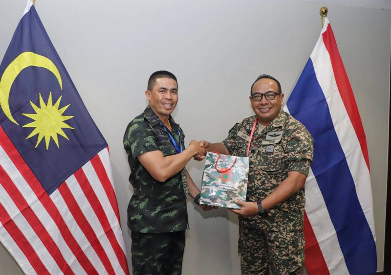 นายทหารระดับสูงของไทยและมาเลเซียจับมือกระชับความสัมพันธ์