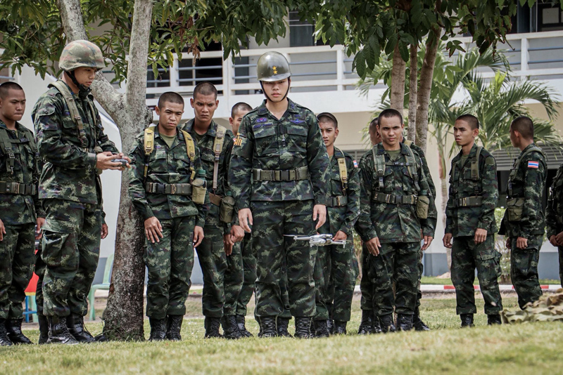 ทหารใหม่ ร.3 พัน.2 ฝึกบังคับโดรนในสนามจำลองภาคสนาม