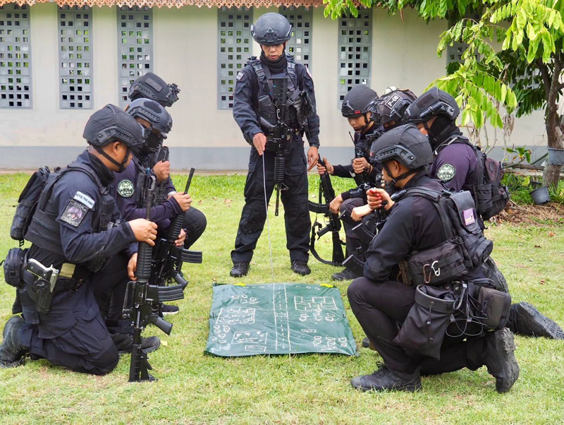ชุดตรวจการฝึกจากศูนย์สันติวิธีตรวจสอบเอกสารและแผนยุทธการ ฉก.ทพ.44