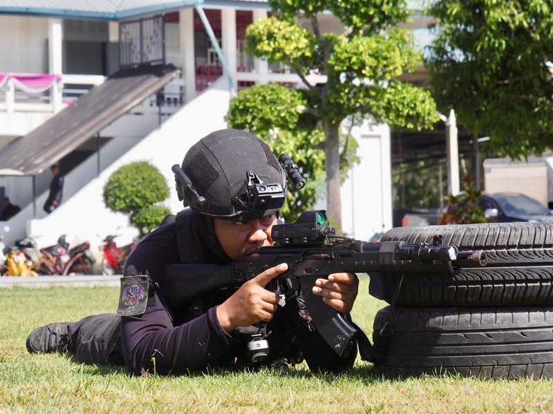 ภาพมุมกว้างพิธีต้อนรับคณะผู้ตรวจการฝึกทหาร ณ ค่ายสายบุรี ปัตตานี