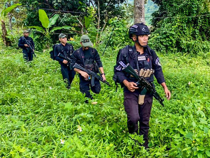 ทหารราบเดินขึ้นเขากระชับพื้นที่และตรวจสอบสิ่งแปลกปลอมในป่า