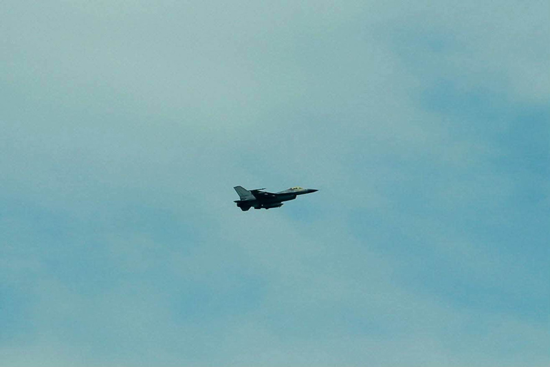 เครื่องบินขับไล่ F-16 บินเหนือน่านฟ้าชัยบาดาลในภารกิจฝึกซ้อม 2569