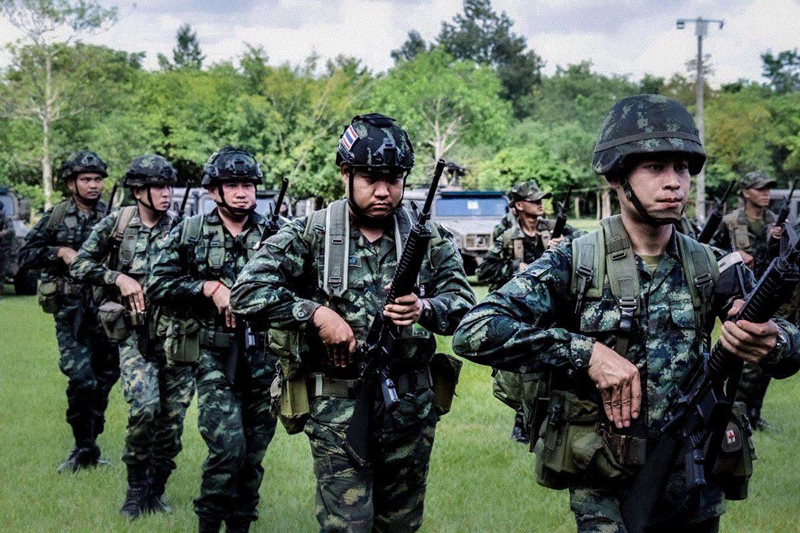 กำลังพลกองพันทหารราบที่ 3 กรมทหารราบที่ 6 ตั้งแถวตรวจความพร้อม