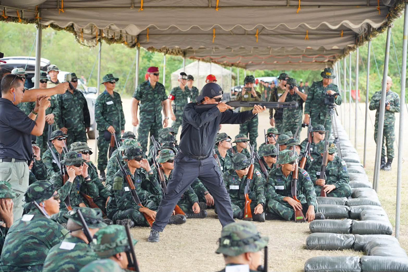 ครูฝึกกองทัพบกสาธิตการใช้ปืนลูกซองต่อต้านโดรนในสนามรบ