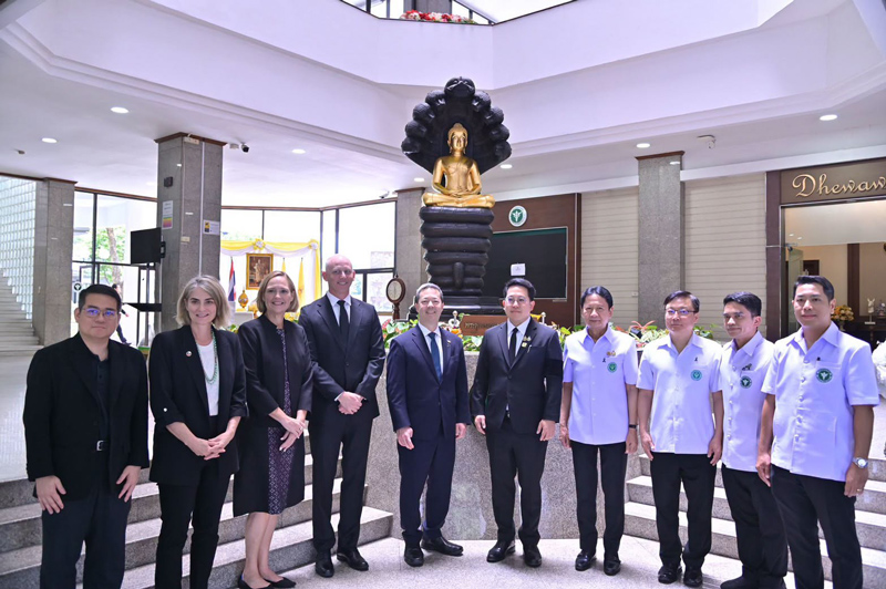 เอกอัครราชทูตโอนีลล์และคณะ ถ่ายภาพร่วมกับผู้บริหารสาธารณสุขไทย