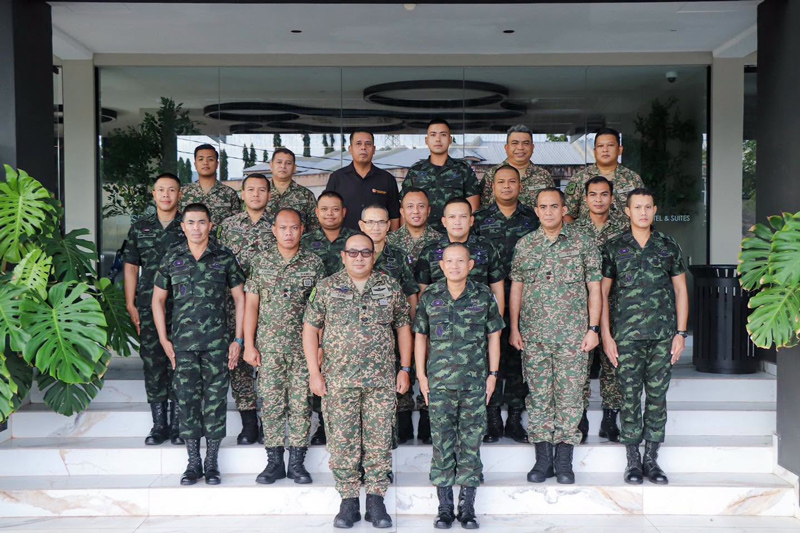 ภาพถ่ายหมู่คณะทำงานฝึกผสมทางบกไทยและมาเลเซีย