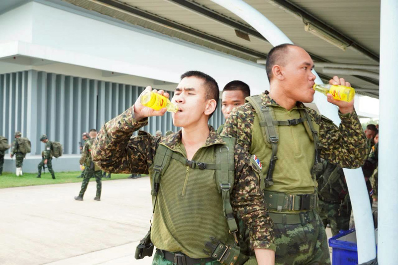 กำลังพล นขต.ร.112 เเวะพักดื่มเครื่ิองดื่มชูกำลัง