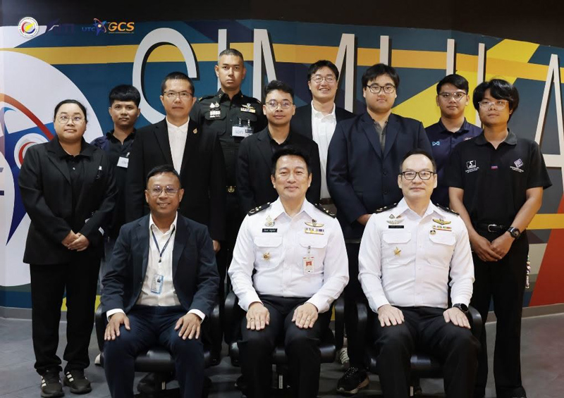 นักเรียนและครูฝึกร่วมถ่ายภาพหมู่ในพิธีเปิดหลักสูตรโดรนปีกหมุน DTI