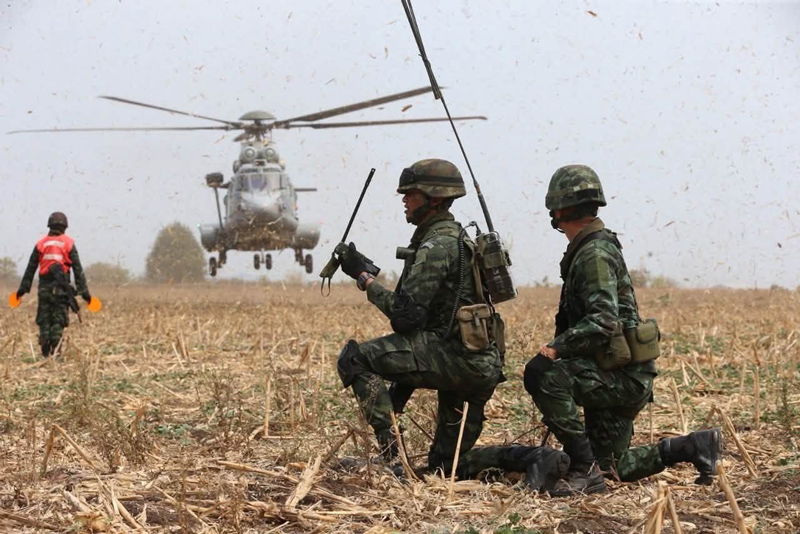 เฮลิคอปเตอร์ H225M กำลังยกตัวขึ้นบินในภารกิจทางยุทธวิธี