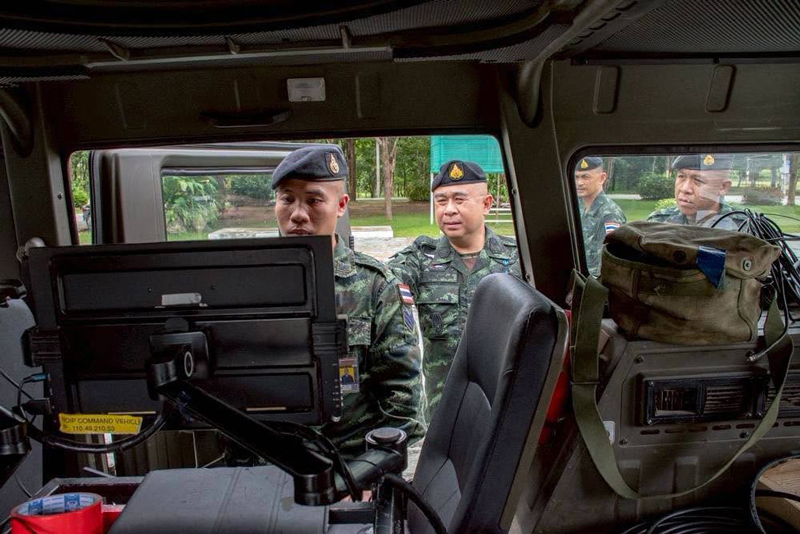 เจ้าหน้าที่ทหารไทยตรวจเช็กอาวุธและอุปกรณ์ยุทธวิธีค่ายวชิรปราการ