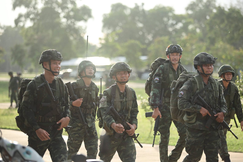 กำลังพลทหารบกไทยสวมเครื่องสนามเต็มยศเข้าร่วมการฝึกเดินทางไกลประจำเดือน