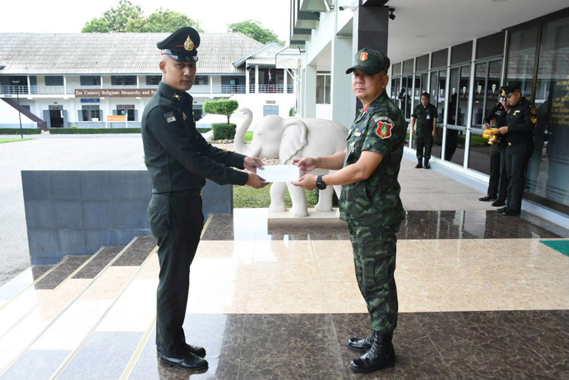 ผู้บังคับการกรมทหารราบที่ 2 รักษาพระองค์ ขณะมอบเงินเยียวยาให้กำลังพล