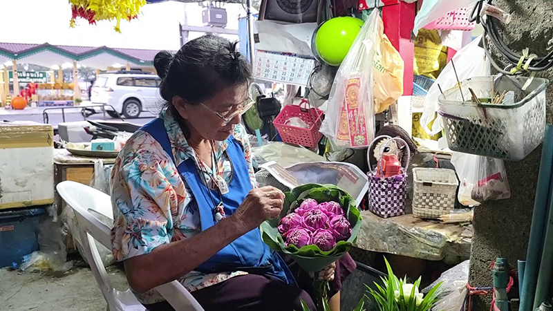 ดอกบัวแดง