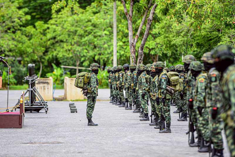 กำลังพลหน่วยขึ้นตรงกองพลทหารราบที่ 1 รักษาพระองค์ ตั้งแถวตรวจความพร้อม