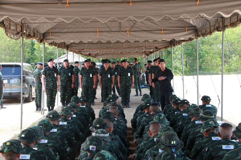 ทหารไทยฝึกเล็งเป้าหมายเคลื่อนที่กลางอากาศด้วยปืนลูกซองยาว