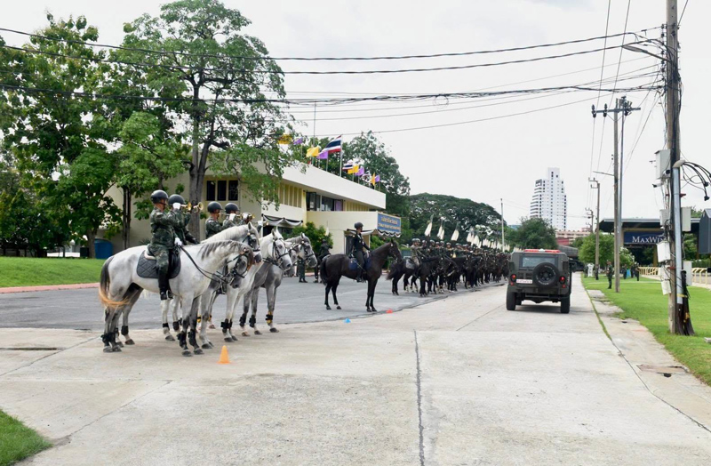 ทหารม้าอิสริยยศแต่งกายเครื่องแบบเต็มยศเข้าร่วมซ้อมแผนปฏิบัติภารกิจ