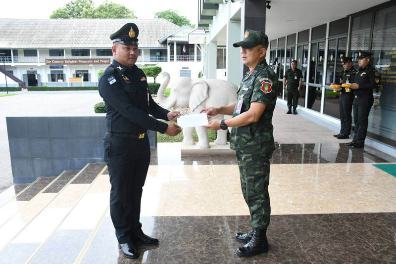 ทหาร ร.2 รอ. รับมอบเงินสงเคราะห์เพื่อช่วยเหลือบุพการีที่พิการทุพพลภาพ
