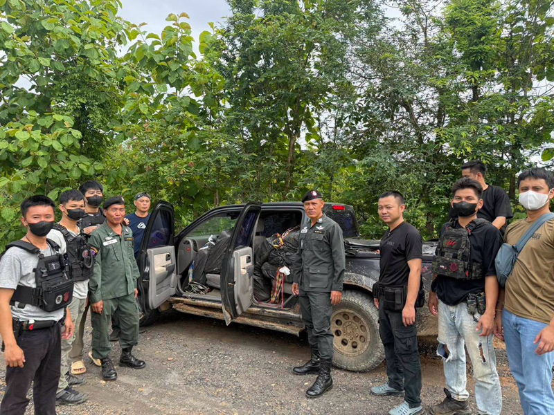รถกระบะต้องสงสัยที่ขบวนการค้ายาเสพติดใช้ลำเลียงยาบ้าผ่านเส้นทางเชียงดาว-แม่แตง