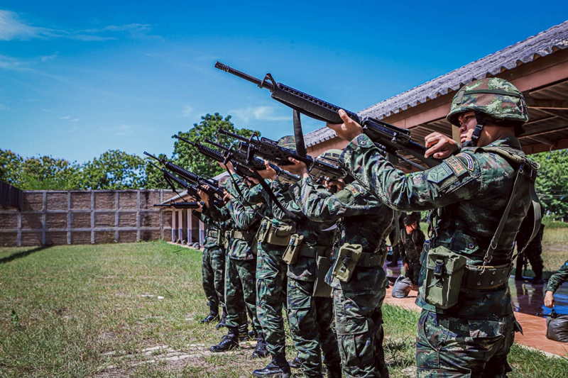 ภาพทหารเสือ ร.31 พัน.1 รอ. เล็งปืนเตรียมลั่นไกในสนามฝึก