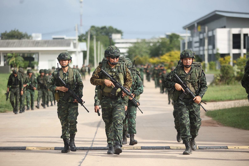 ทหารราบแบกเป้สนามและอาวุธฝึกเดินทัพทางไกลเสริมสมรรถภาพร่างกาย