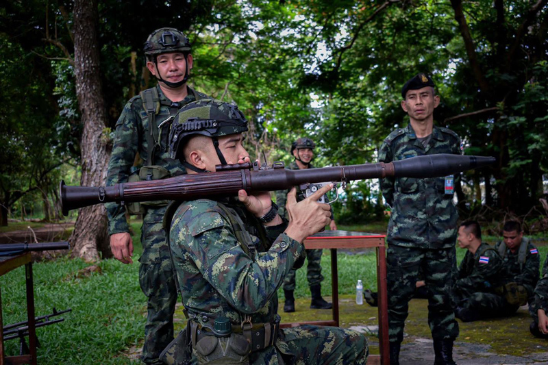 กำลังพล ร.6 พัน.3 ทบทวนเทคนิคการใช้อาวุธประจำกายในการฝึก