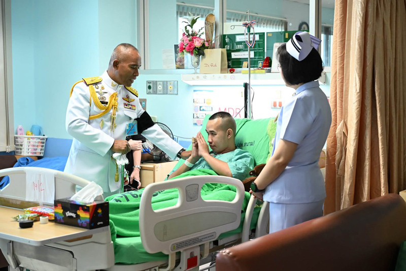 รองแม่ทัพภาคที่ 2 พูดคุยให้กำลังใจทหารราบที่ได้รับบาดเจ็บ