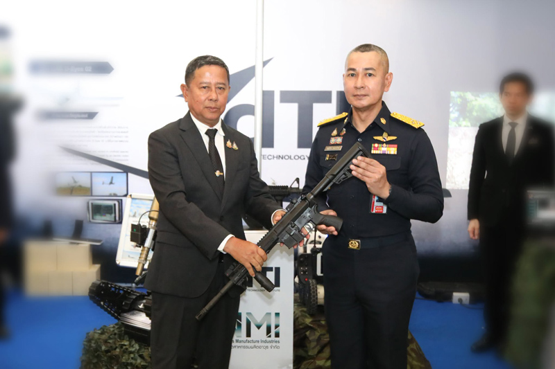 คณะผู้บริหาร DTI และกลาโหม ร่วมถ่ายภาพในพิธีส่งมอบอาวุธปืนให้เหล่าทัพ