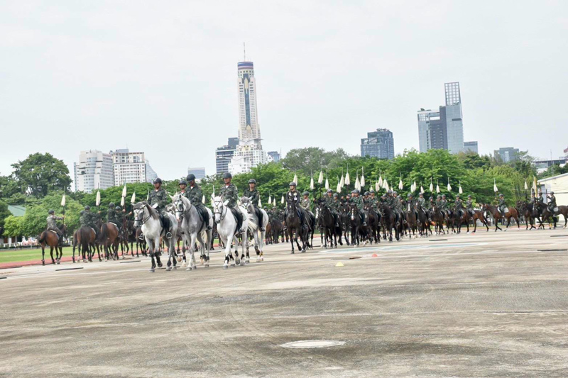 บรรยากาศการฝึกซ้อมของหน่วยทหารม้ารักษาพระองค์ที่ลานฝึกสนามเป้า