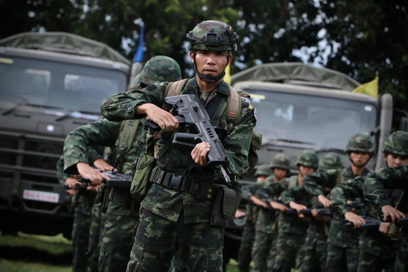 ทหารปืนใหญ่ ป.2 พัน.102 รอ. ตรวจสอบอาวุธประจำกาย