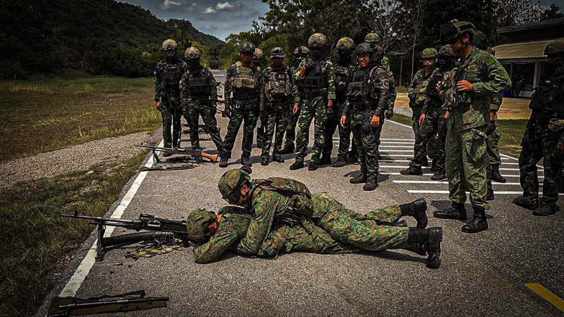 ทหารรบพิเศษไทยและสิงคโปร์ทำการฝึกยิงอาวุธปืนกลเบา
